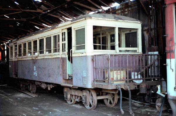 車庫の中のクハ５